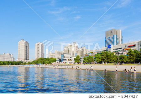 Odaiba beach park where the blue sky spreads and the scenery reflected on the sea surface Odaiba beach park where the blue sky spreads and the scenery reflected on the sea surface 8047427