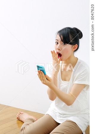女孩使用筆記本電腦 女孩使用筆記本電腦 8047620