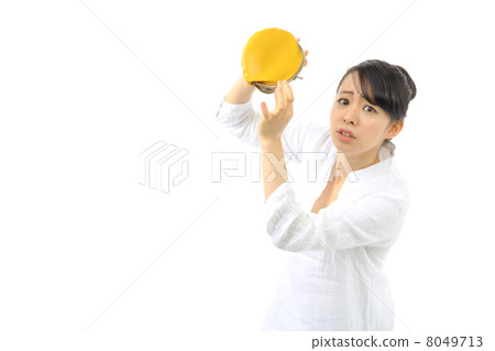 A girl with a wallet 8049713