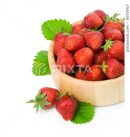strawberry berry with green leaf 8050667
