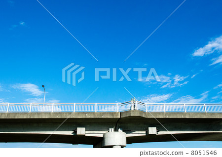 A bridge decorated with sculptures 8051546