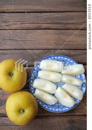 Kosui pear before cutting and Kosui pear cut into bite-sized pieces 8053919