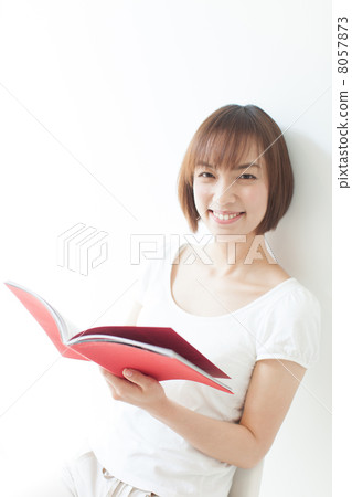 讀一本書的女人 讀一本書的女人 8057873