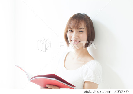 讀一本書的女人 8057874
