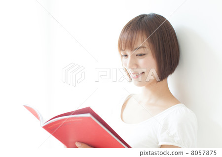 讀一本書的女人 8057875