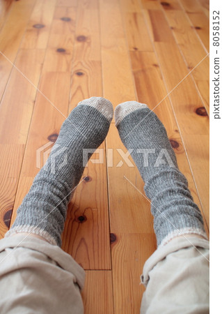穿亞麻襪子的女人的腿 8058152