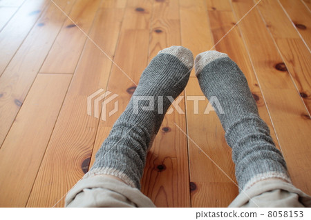 穿亞麻襪子的女人的腿 8058153