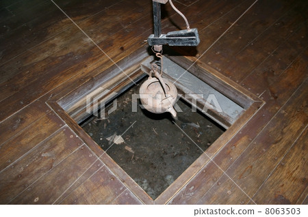 A loophole under the hearth 8063503