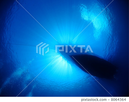 Summer sunshine and boat to look up from underwater 8064364