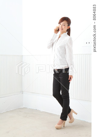 一個女人用電話 一個女人用電話 8064883