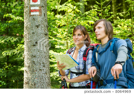 Young tourists checking the map and blaze 8064969