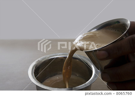 Filter coffee being poured into a dabarah 8065760