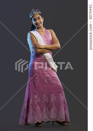 Portrait of a teenage beauty queen posing 8070491