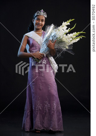 Teenage beauty queen holding a bouquet Teenage beauty queen holding a bouquet 8070492