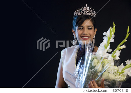 Beauty queen with a bouquet of flowers Beauty queen with a bouquet of flowers 8070848