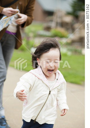 Running girls 8075162