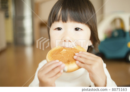 Children who eat bread 8075163