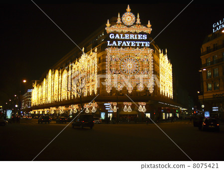 Christmas in Paris (Christmas illumination of Galeries Lafayette) Christmas in Paris (Christmas illumination of Galeries Lafayette) 8075421