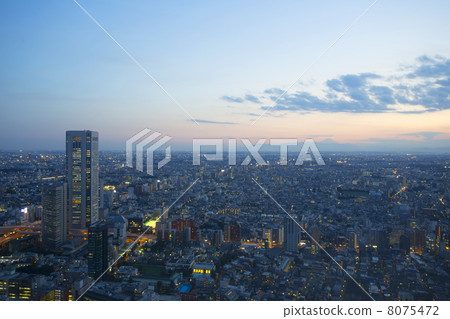 一個大城市東京晚上風景圖像。從日本新宿空中（西方向）俯瞰富士山 8075472