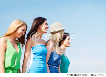 girls walking on the beach 8075748