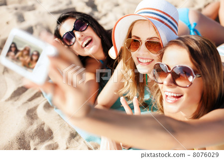 girls making self portrait on the beach 8076029
