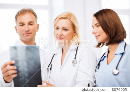 doctors looking at x-ray 8076905