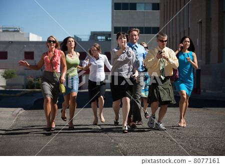 Young business workers run down steet. 8077161