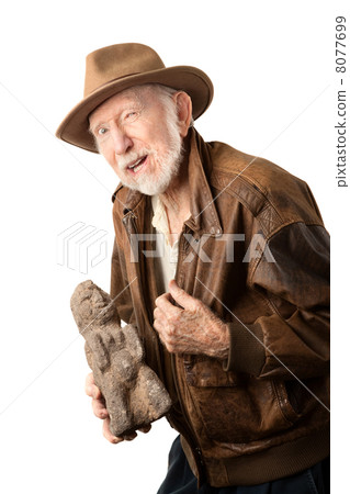 Adventurer or archaeologist offering to sell idol 8077699