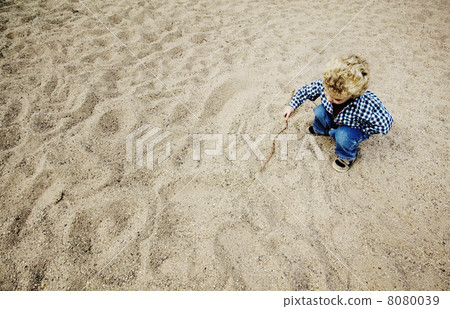 Little Boy Drawing in the Sand Little Boy Drawing in the Sand 8080039