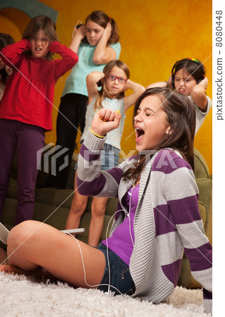 Little Girl Sings Out Loud 8080448