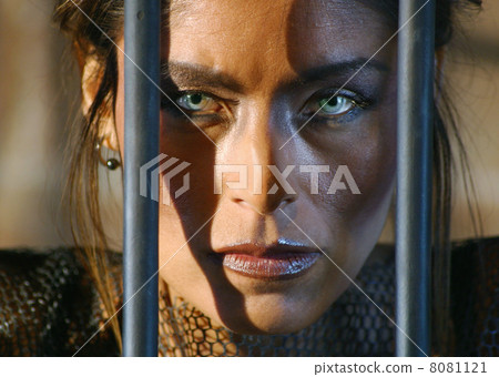 Confinement. Confinement. 8081121