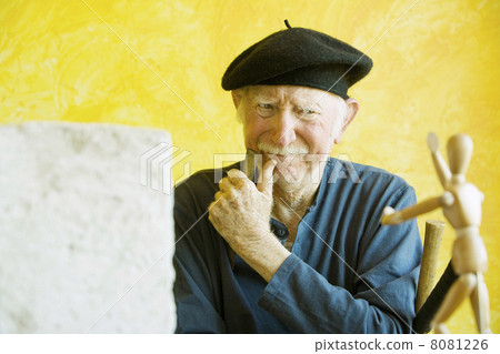 Artist Ponders Model 8081226