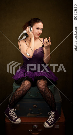 Pretty Girl in Purple on Green Background with personal audio de Pretty Girl in Purple on Green Background with personal audio de 8082630