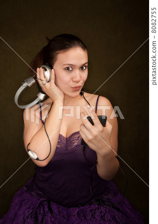 Pretty Girl in Purple on Green Background with personal audio de Pretty Girl in Purple on Green Background with personal audio de 8082755