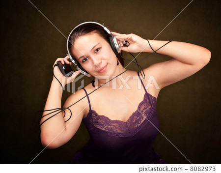 Pretty Girl in Purple on Green Background with personal audio de Pretty Girl in Purple on Green Background with personal audio de 8082973