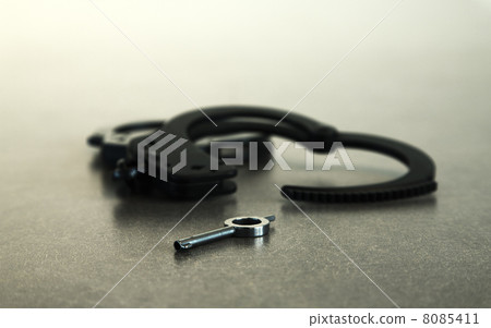 Handcuffs and key 8085411