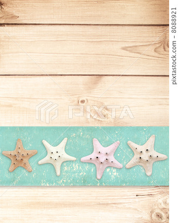 Starfishes on wood texture 8088921