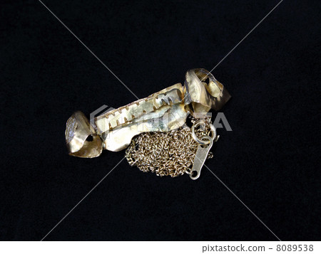 破碎的貴金屬 8089538