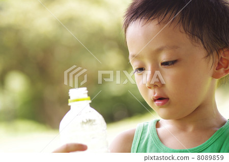 孩子們喝水 孩子們喝水 8089859