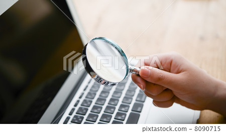 放大鏡和筆記本電腦 8090715