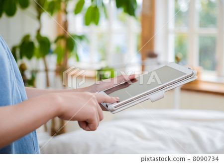 一個女人與一台平板電腦 8090734