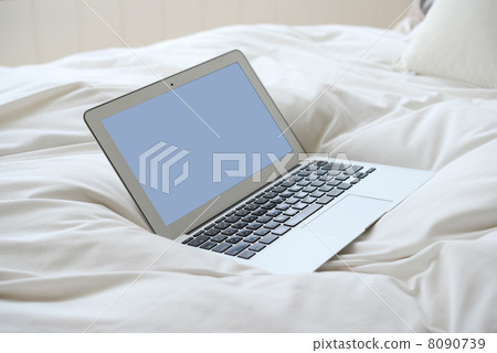 便攜式計算機在床上 8090739