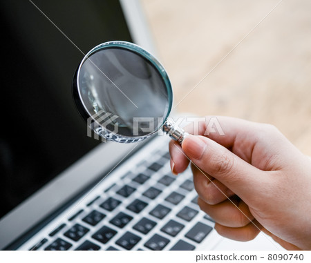 放大鏡和筆記本電腦 8090740