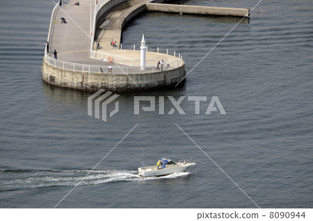 Fishing boats returning to the port 8090944