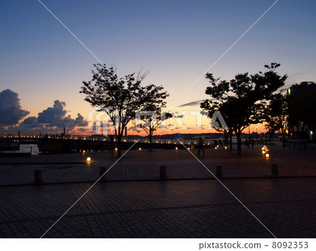 The sun goes down 8092353