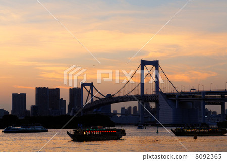 Odaiba海灘公園在茜草顏色和彩虹橋弄髒了 8092365