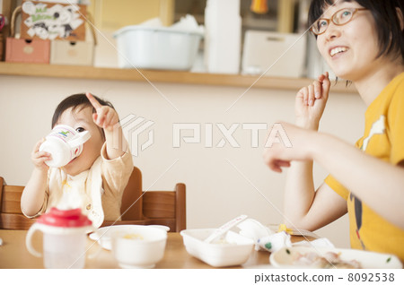 與嬰兒一起用餐 與嬰兒一起用餐 8092538