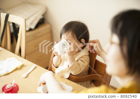 與嬰兒一起用餐 與嬰兒一起用餐 8092540