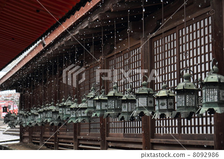 下雪的春日Taisha寺廟垂懸的燈籠 下雪的春日Taisha寺廟垂懸的燈籠 8092986