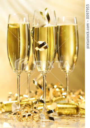Glasses of golden champagne 8097955